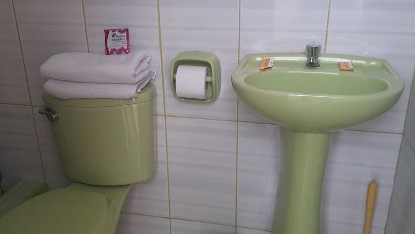 مسافرخانه Backpakers Oasis De Moron