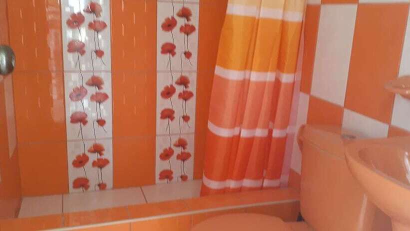 مسافرخانه Backpakers Oasis De Moron