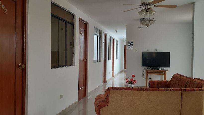 مسافرخانه Backpakers Oasis De Moron