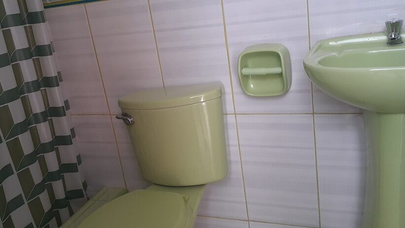 مسافرخانه Backpakers Oasis De Moron