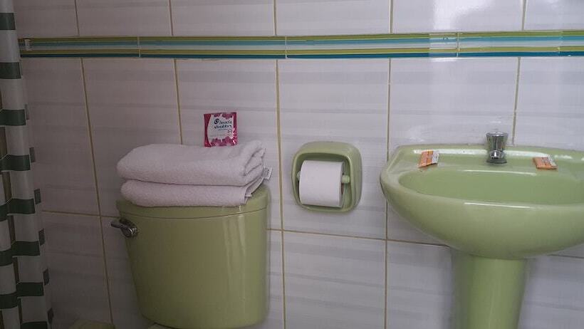 مسافرخانه Backpakers Oasis De Moron