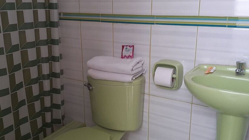 مسافرخانه Backpakers Oasis De Moron