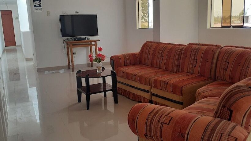 مسافرخانه Backpakers Oasis De Moron