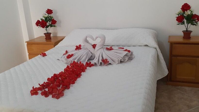 مسافرخانه Backpakers Oasis De Moron