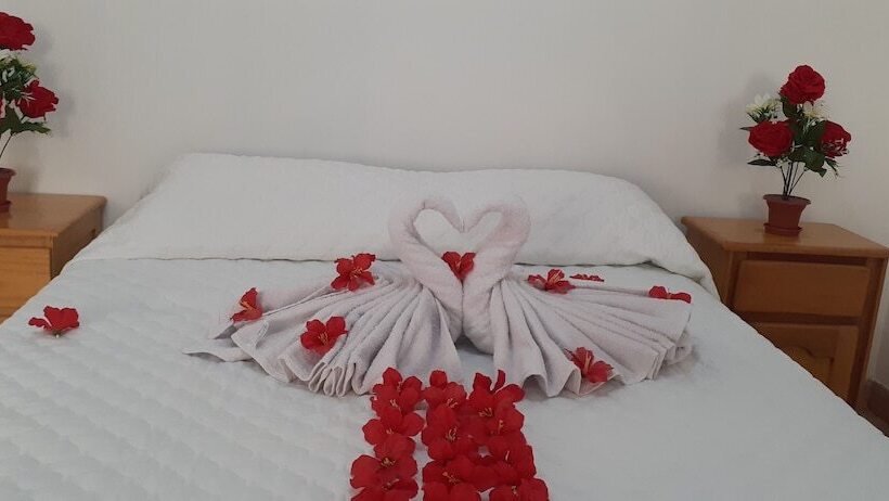 مسافرخانه Backpakers Oasis De Moron