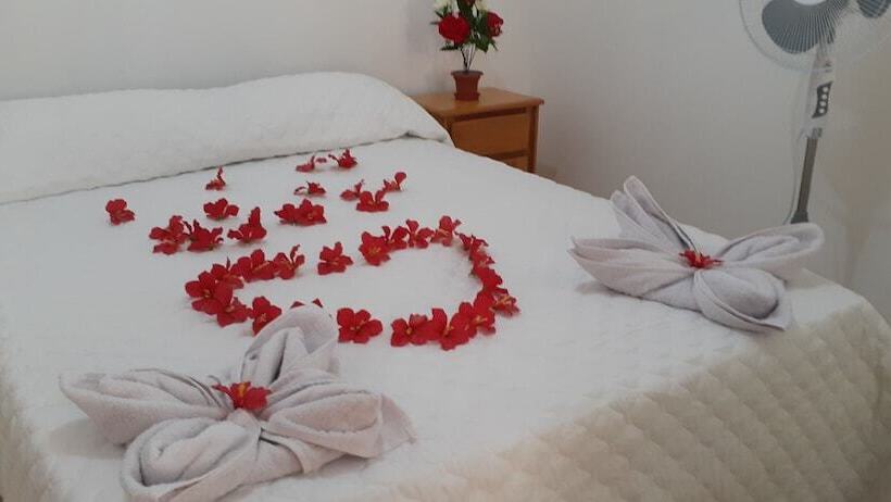 مسافرخانه Backpakers Oasis De Moron