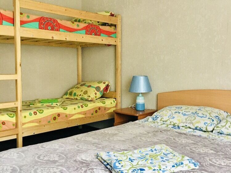 Hostel Happy House On Kholmogorova
