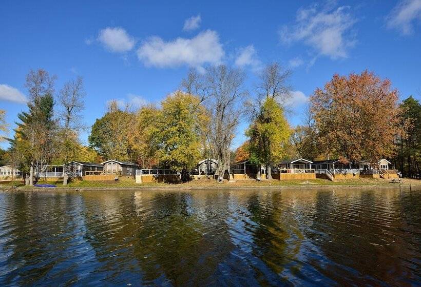 فندق Great Blue Resorts   Shamrock Bay Resort