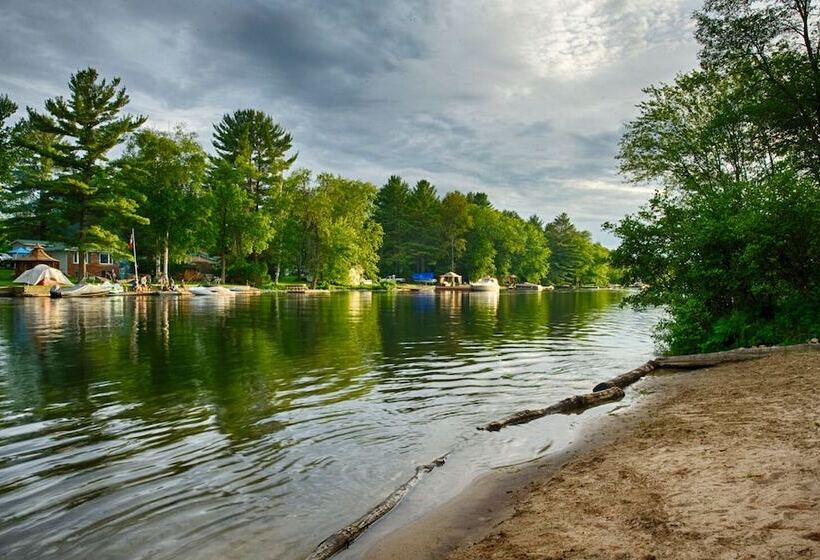 فندق Great Blue Resorts   Shamrock Bay Resort