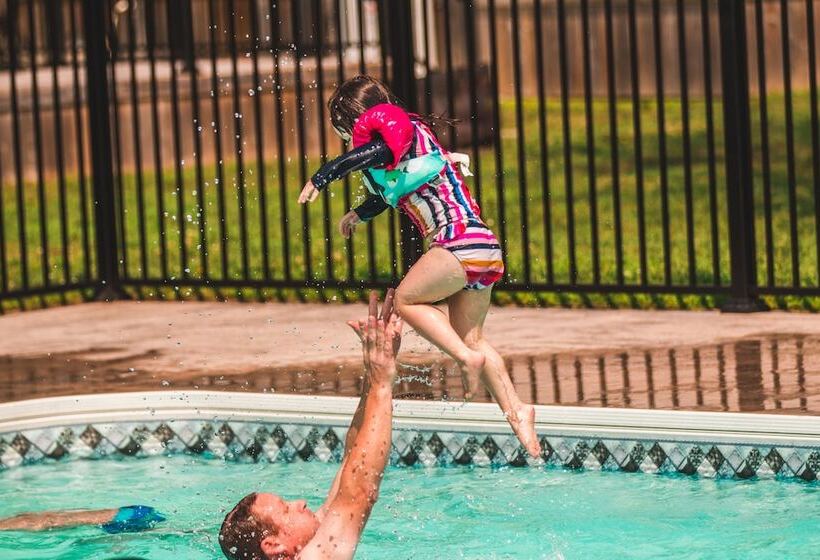 فندق Great Blue Resorts   Shamrock Bay Resort