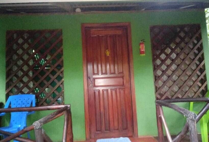 בית מלון כפרי Toucan & Tarpon