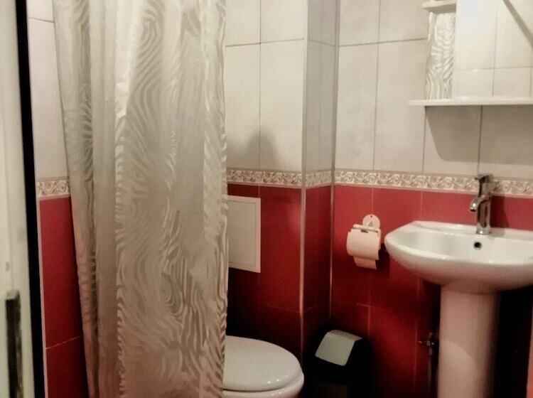 پانسیون Adrada Palace Guest House