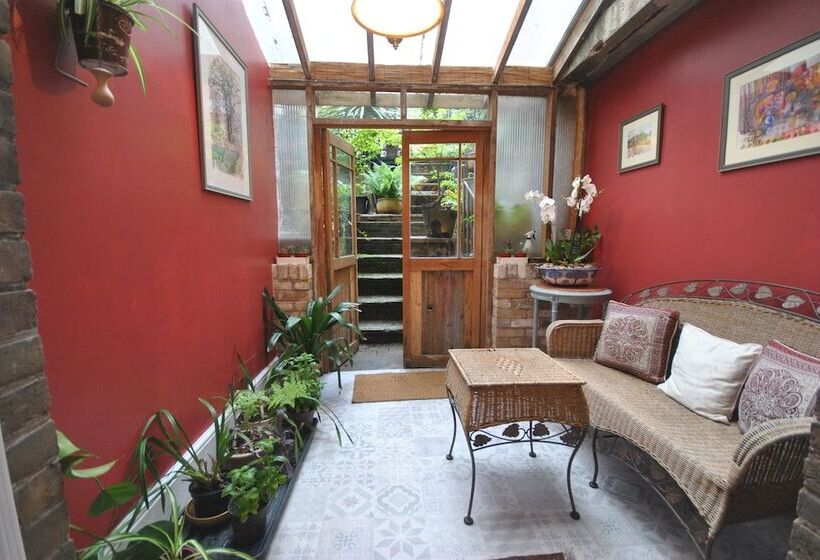 פנסיון Churchill Guest House