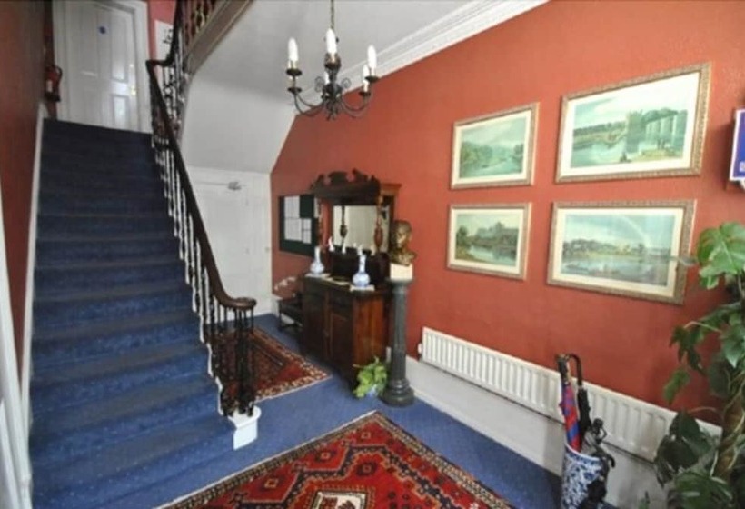 פנסיון Churchill Guest House