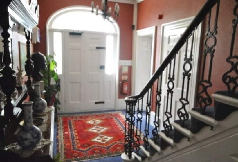 פנסיון Churchill Guest House