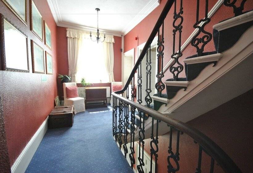 פנסיון Churchill Guest House