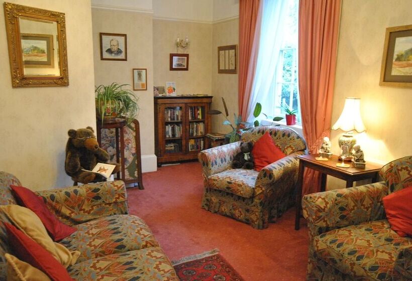 פנסיון Churchill Guest House