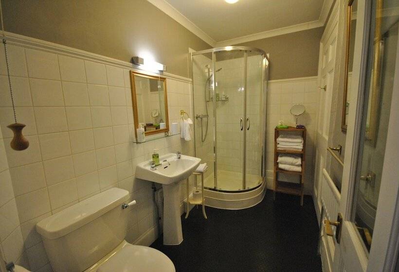 פנסיון Churchill Guest House