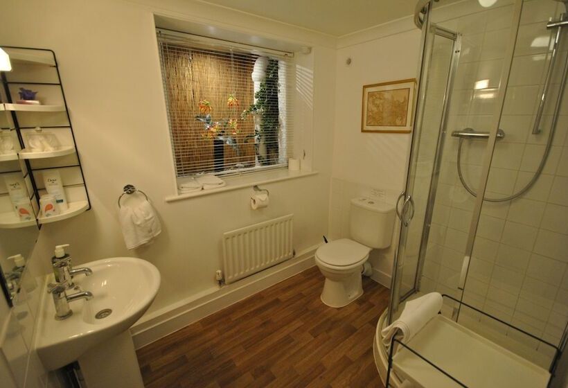 פנסיון Churchill Guest House