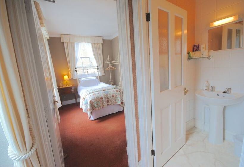 פנסיון Churchill Guest House