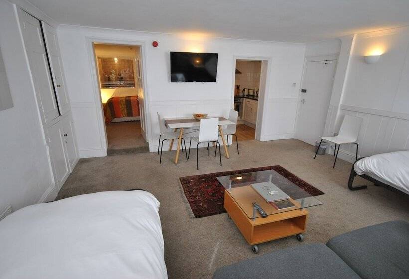 פנסיון Churchill Guest House