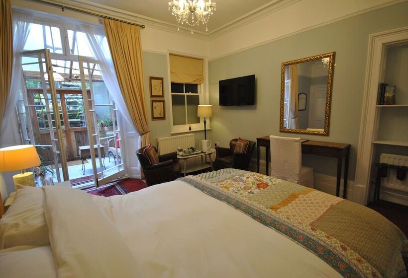 פנסיון Churchill Guest House