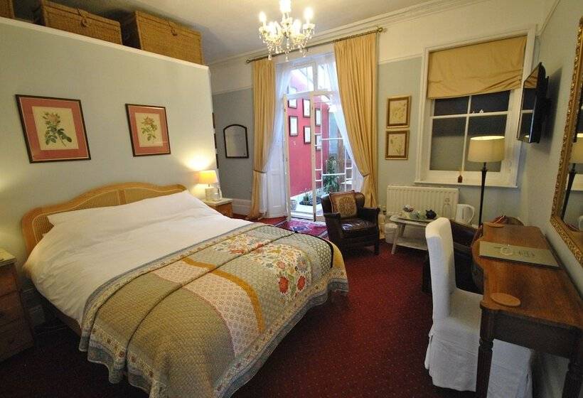 פנסיון Churchill Guest House