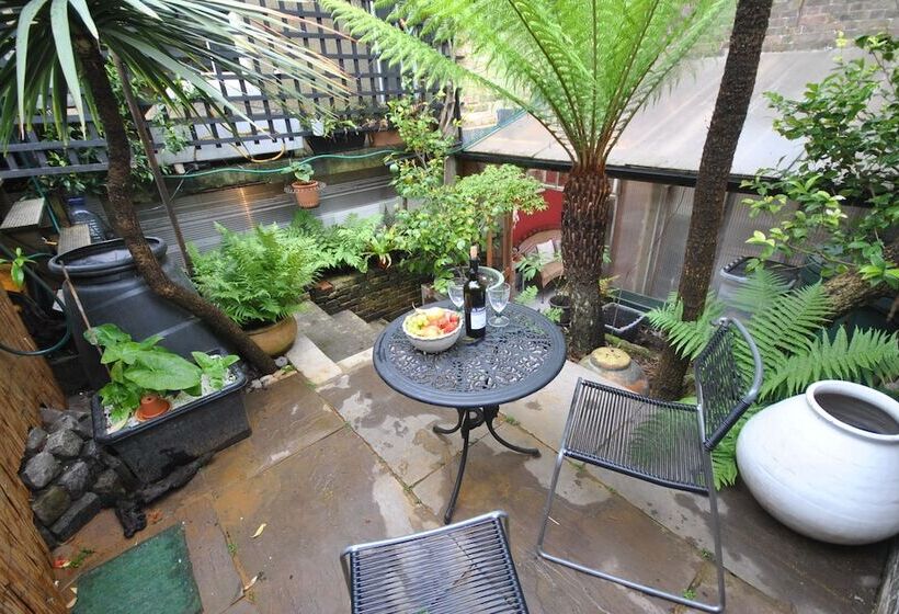 פנסיון Churchill Guest House