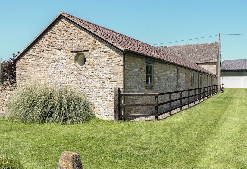 Saddlebacks Barn