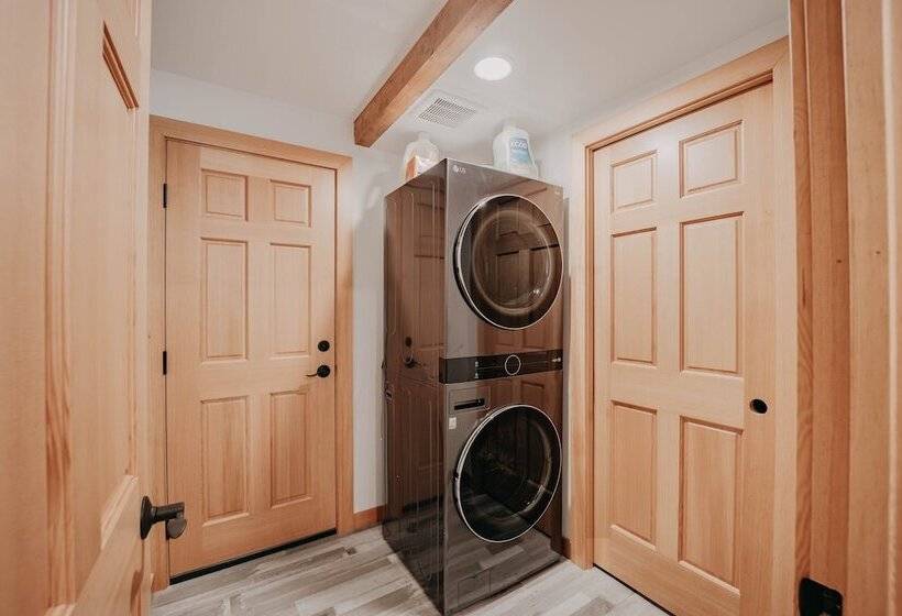 Snowline Cabin #48   A Classic Family Cabin With An Outdoor Hot Tub!