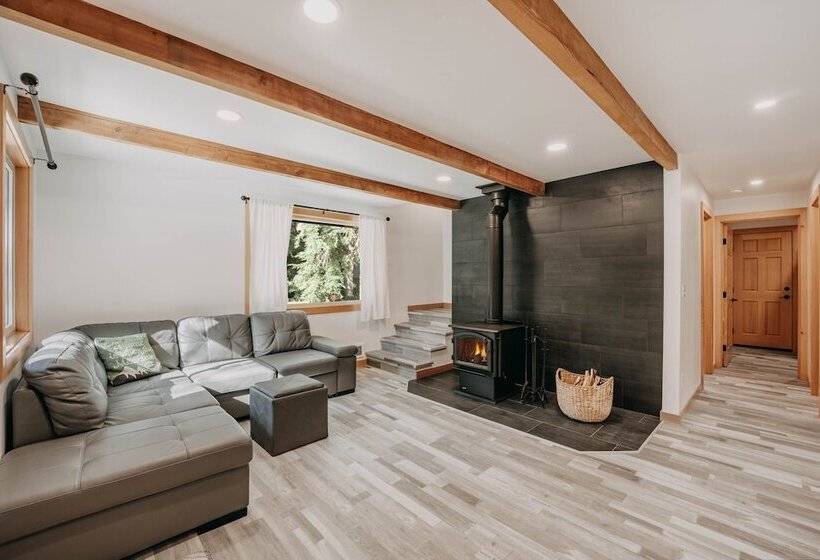 Snowline Cabin #48   A Classic Family Cabin With An Outdoor Hot Tub!