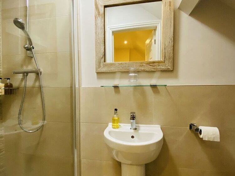 The Moon Inn At Stoney Middleton