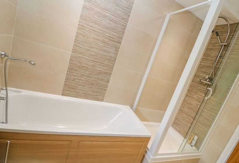 2 Riverside Cottages