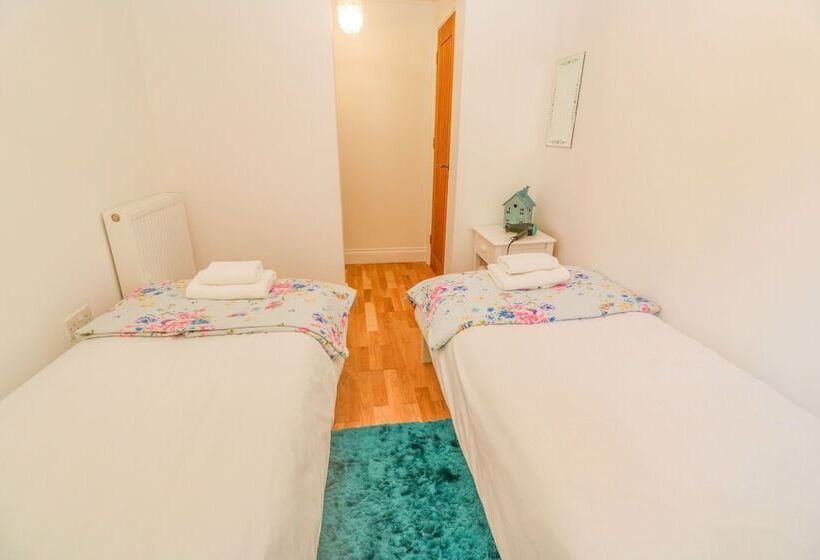 2 Riverside Cottages