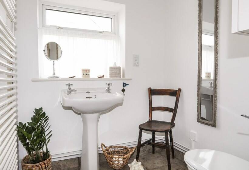 Angorfa Trearddur Bay