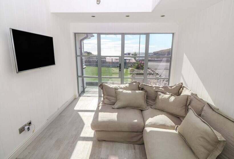 Angorfa Trearddur Bay