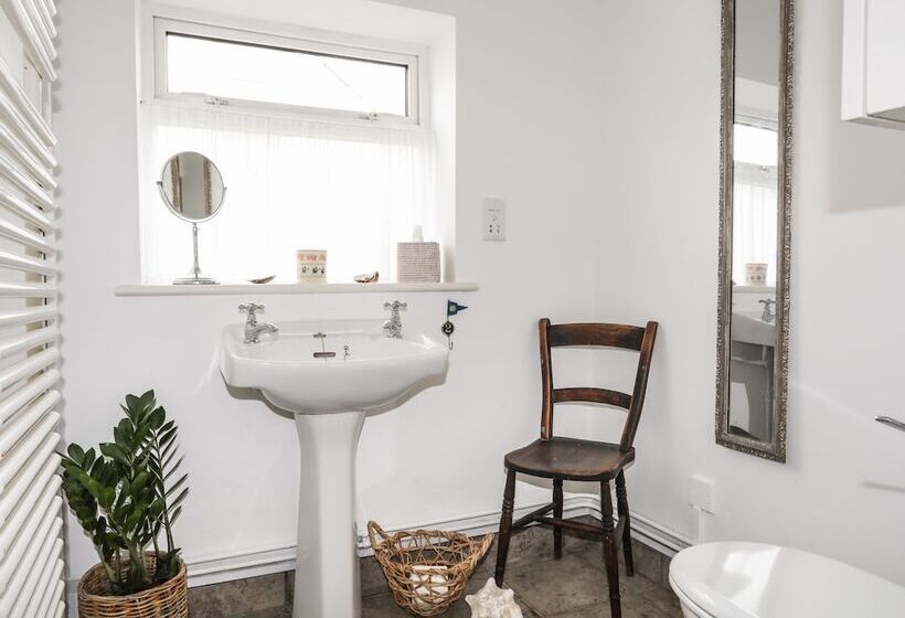 Angorfa Trearddur Bay