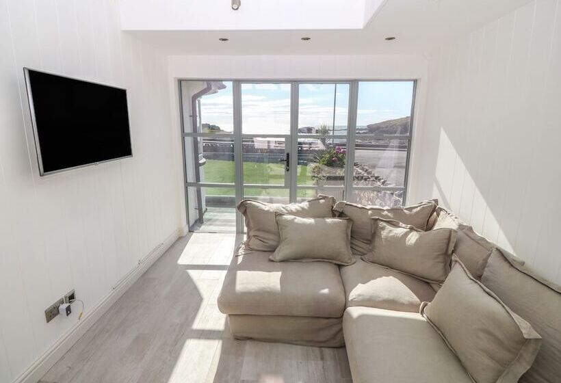 Angorfa Trearddur Bay