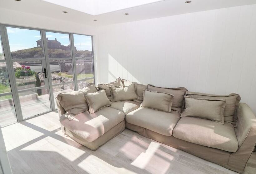 Angorfa Trearddur Bay