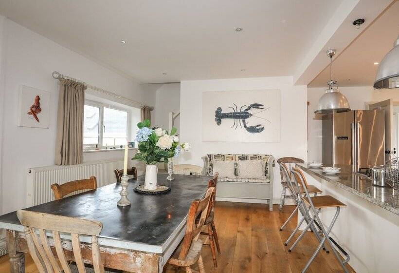 Angorfa Trearddur Bay