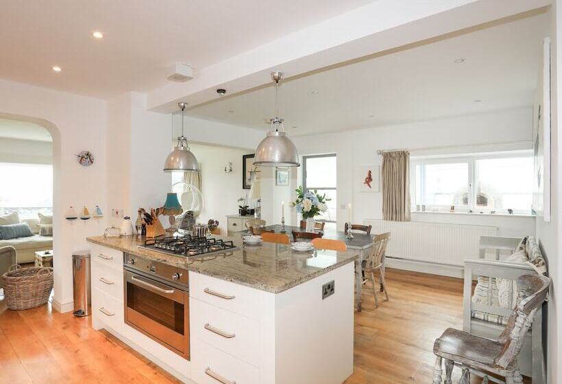 Angorfa Trearddur Bay