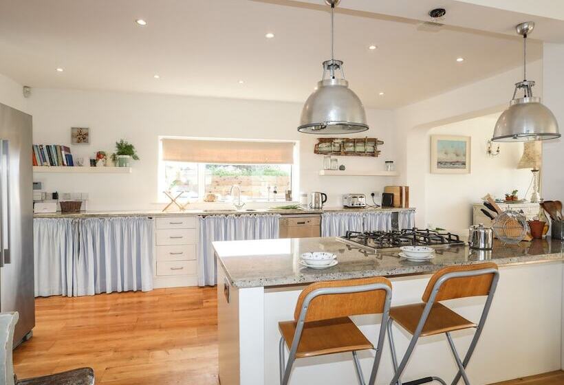 Angorfa Trearddur Bay