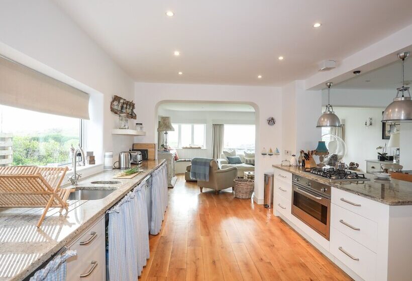 Angorfa Trearddur Bay