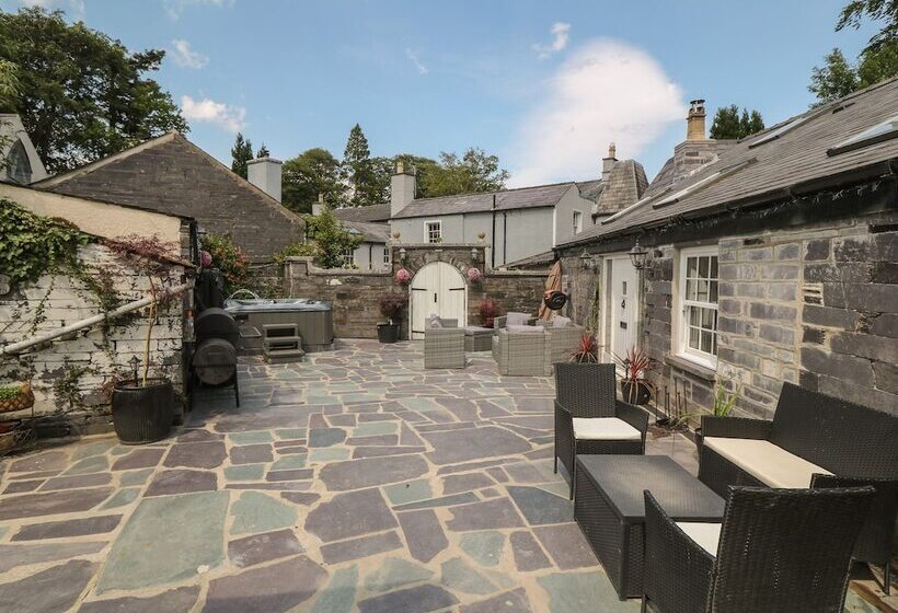 Bryn Derwen Coach House