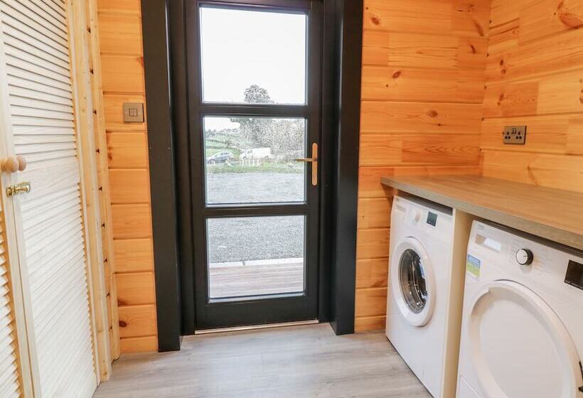 Bryn Eiddon Log Cabin