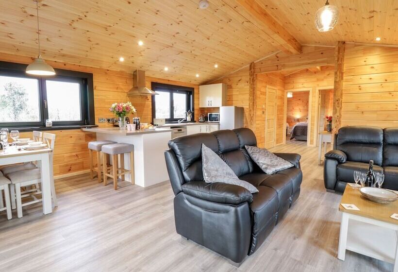Bryn Eiddon Log Cabin