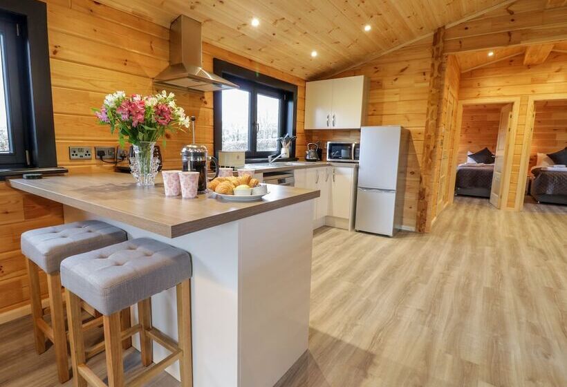 Bryn Eiddon Log Cabin