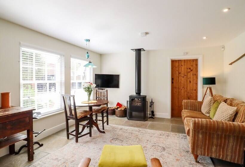 Courtyard Cottage, Poplar Farm Barn