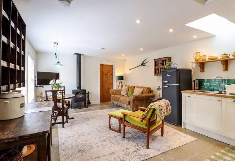 Courtyard Cottage, Poplar Farm Barn