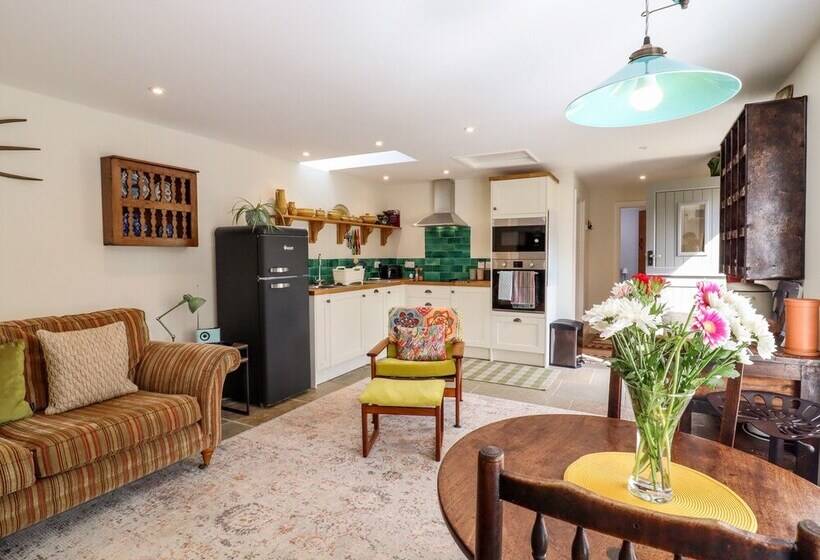 Courtyard Cottage, Poplar Farm Barn